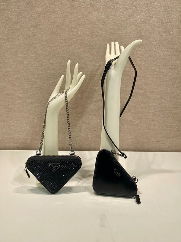 프라다 트라이앵글 장식 새틴 및 가죽 미니 파우치 [매장가 260만원대]