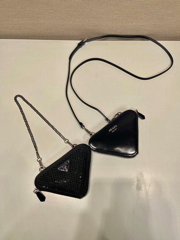 프라다 트라이앵글 장식 새틴 및 가죽 미니 파우치 [매장가 260만원대]