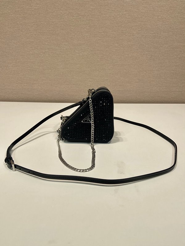 프라다 트라이앵글 장식 새틴 및 가죽 미니 파우치 [매장가 260만원대]