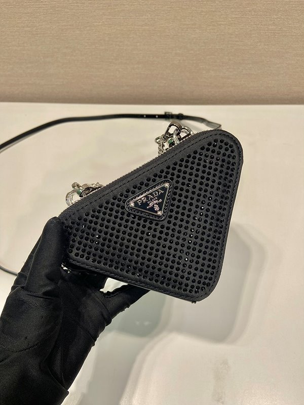 프라다 트라이앵글 장식 새틴 및 가죽 미니 파우치 [매장가 260만원대]