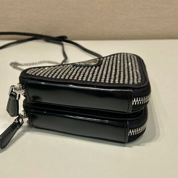 프라다 트라이앵글 장식 새틴 및 가죽 미니 파우치 [매장가 260만원대]