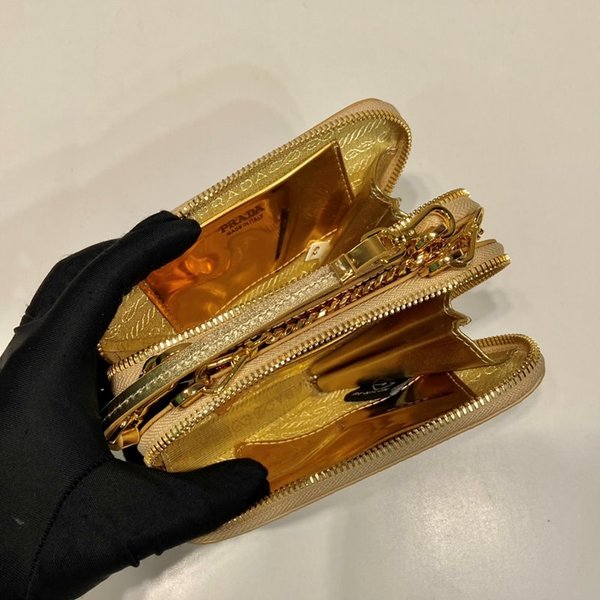 프라다 트라이앵글 장식 새틴 및 가죽 미니 파우치 [매장가 260만원대]