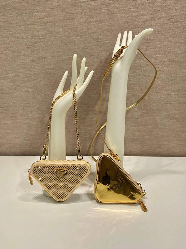 프라다 트라이앵글 장식 새틴 및 가죽 미니 파우치 [매장가 260만원대]