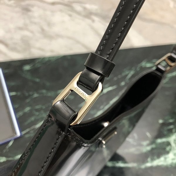 프라다 클레오 브러시드 가죽 숄더백 [매장가 399만원대]