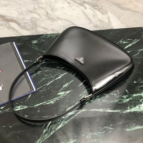 프라다 클레오 브러시드 가죽 숄더백 [매장가 399만원대]