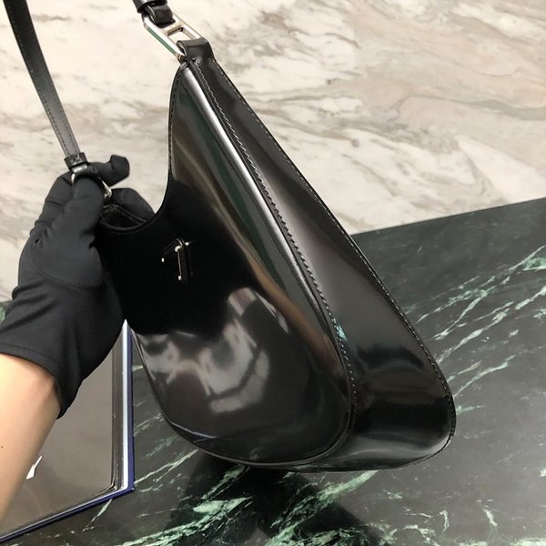 프라다 클레오 브러시드 가죽 숄더백 [매장가 399만원대]