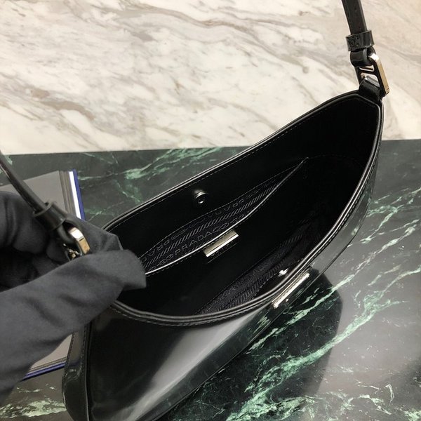 프라다 클레오 브러시드 가죽 숄더백 [매장가 399만원대]