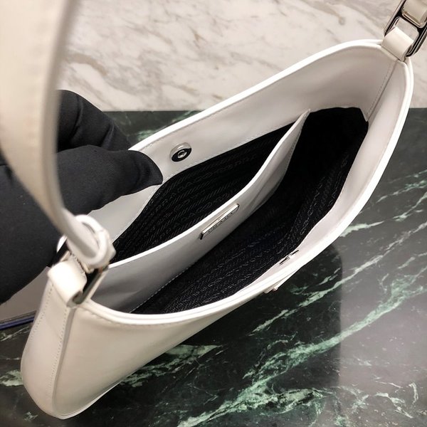 프라다 클레오 브러시드 가죽 숄더백 [매장가 399만원대]