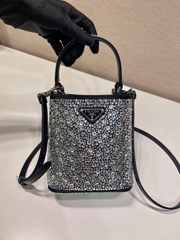 프라다 크리스탈 장식 파니에 새틴백 [매장가 610만원대]