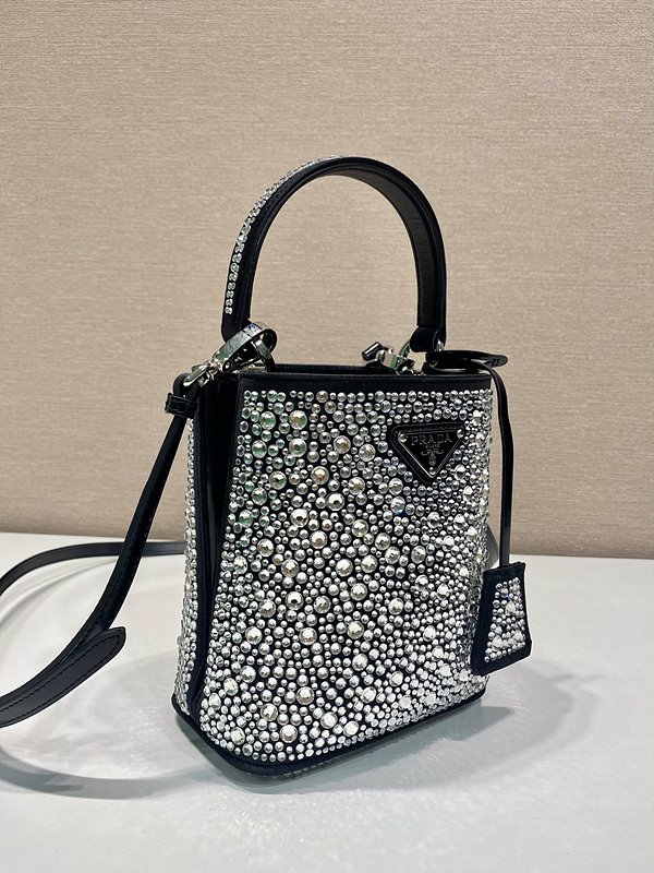 프라다 크리스탈 장식 파니에 새틴백 [매장가 610만원대]