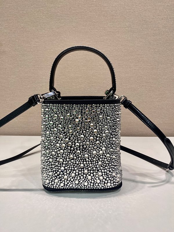 프라다 크리스탈 장식 파니에 새틴백 [매장가 610만원대]