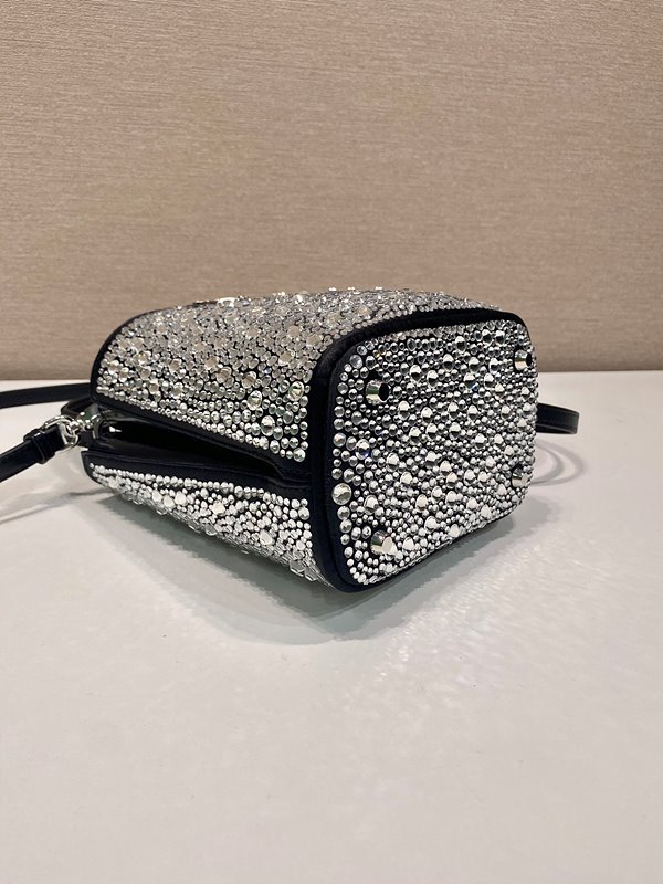 프라다 크리스탈 장식 파니에 새틴백 [매장가 610만원대]