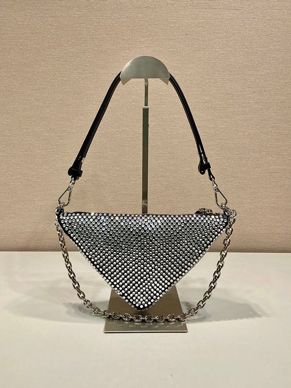 프라다 크리스탈 장식 트라이앵글 새틴 미니백 [매장가 440만원대]