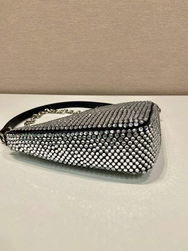 프라다 크리스탈 장식 트라이앵글 새틴 미니백 [매장가 440만원대]