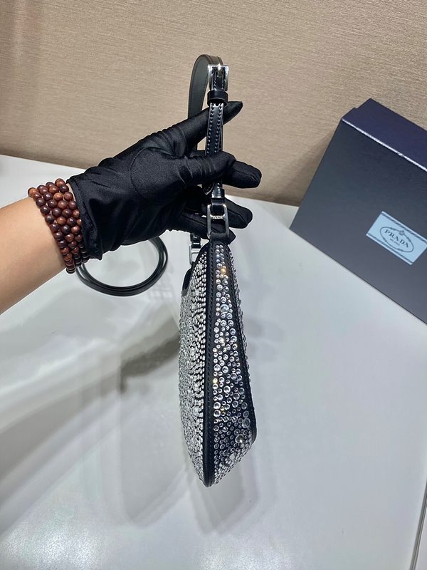 프라다 크리스탈 장식 클레오 새틴백 [매장가 545만원대]