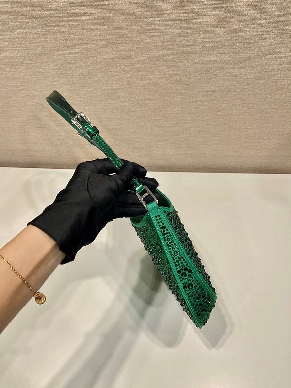 프라다 크리스탈 장식 클레오 새틴백 [매장가 545만원대]