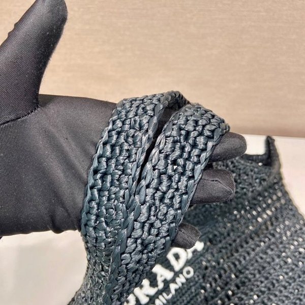 프라다 크로셰 토트백 [매장가 265만원대]