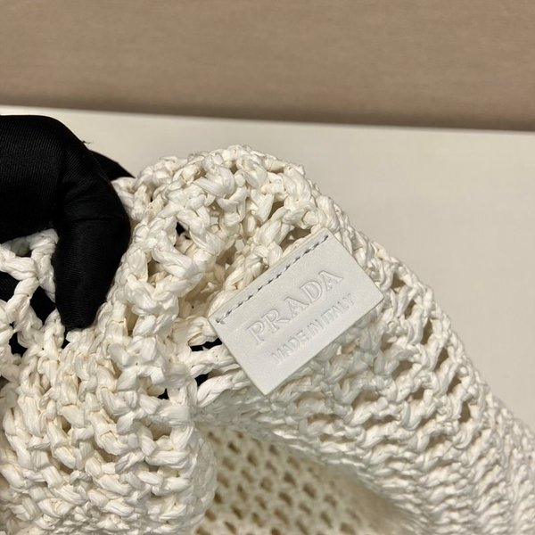 프라다 크로셰 토트백 [매장가 265만원대]