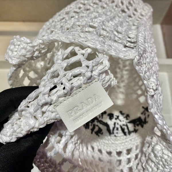 프라다 크로셰 토트백 [매장가 240만원대]