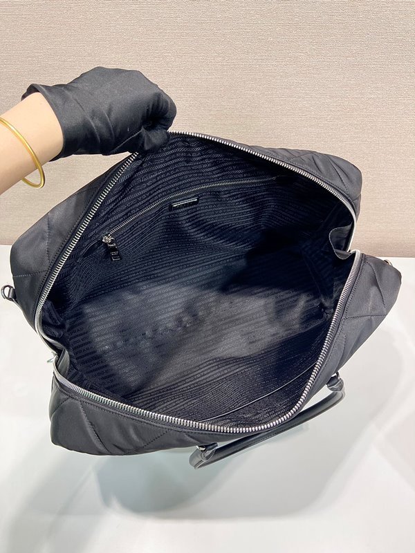 프라다 퀄티드 리나일론 트래블 백 [매장가 485만원대]