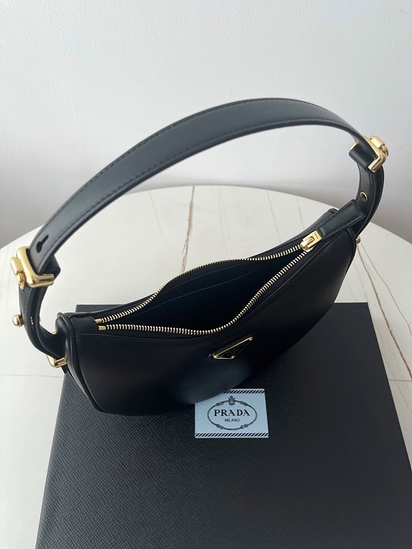 프라다 아르케 가죽 숄더백 [매장가 315만원대]