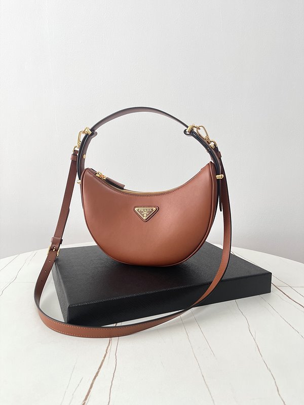 프라다 아르케 가죽 숄더백 [매장가 315만원대]