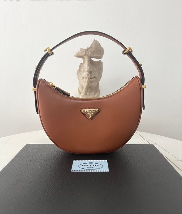 프라다 아르케 가죽 숄더백 [매장가 315만원대]
