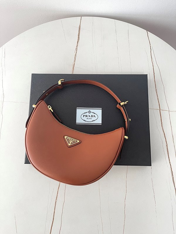 프라다 아르케 가죽 숄더백 [매장가 315만원대]