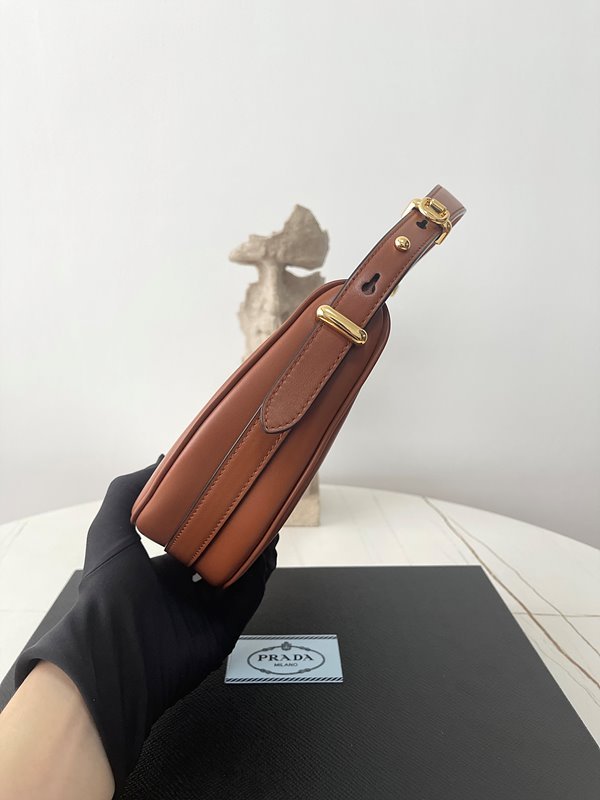 프라다 아르케 가죽 숄더백 [매장가 315만원대]
