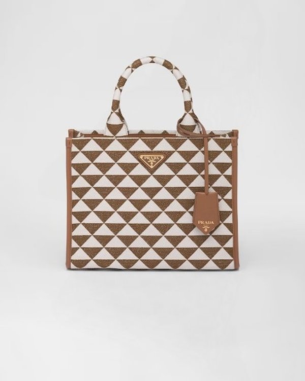 프라다 스몰 심볼 자수 패브릭 핸드백 [매장가 425만원대]