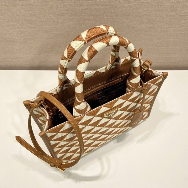 프라다 스몰 심볼 자수 패브릭 핸드백 [매장가 425만원대]