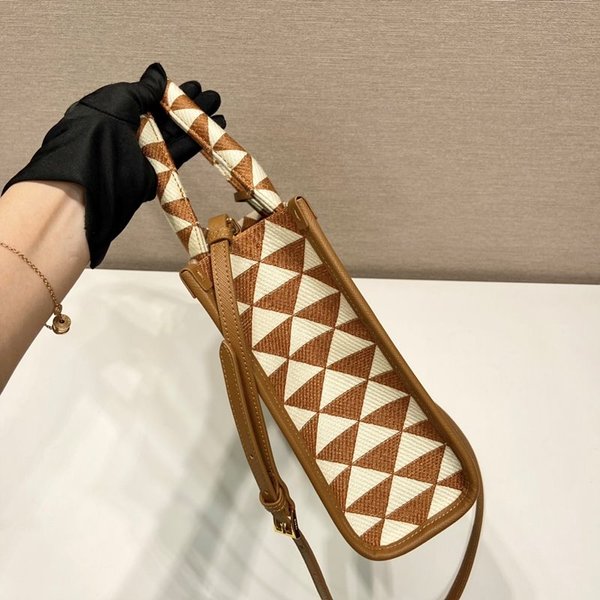 프라다 스몰 심볼 자수 패브릭 핸드백 [매장가 425만원대]