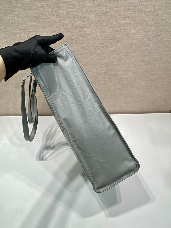 프라다 스몰 나파 가죽 토트백 [매장가 445만원대]