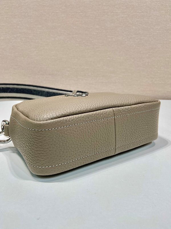 프라다 스몰 가죽백 [매장가 345만원대]