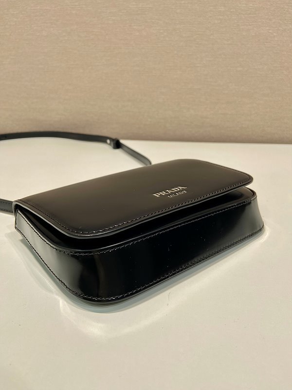 프라다 숄더 스트랩이 있는 가죽 미니백 [매장가 280만원대]