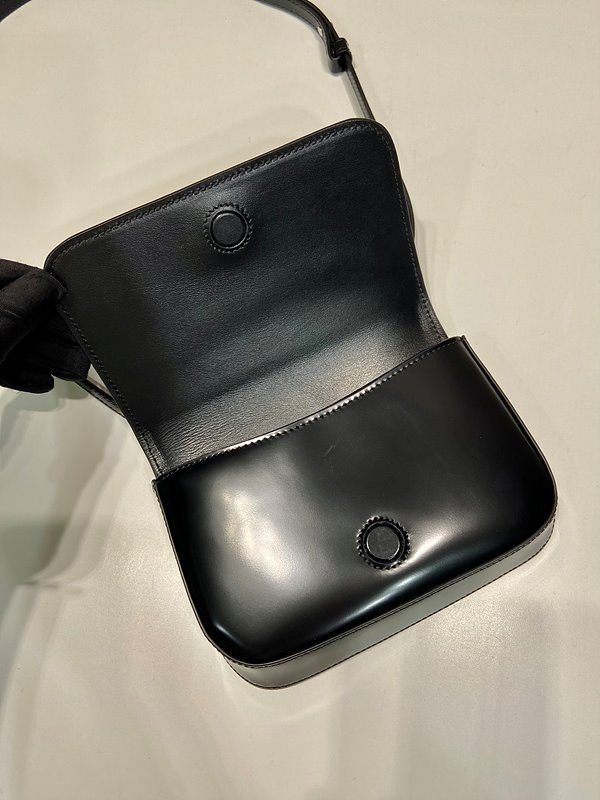 프라다 숄더 스트랩이 있는 가죽 미니백 [매장가 280만원대]