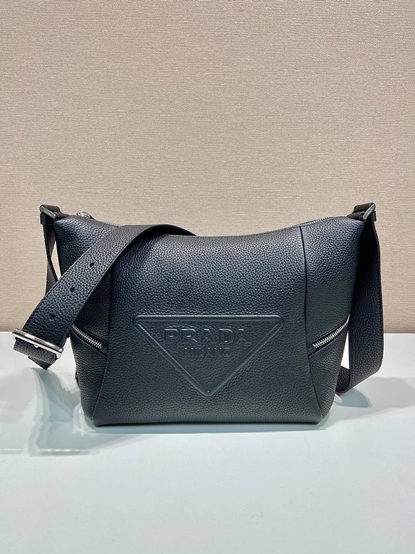 프라다 숄더 스트랩이 달린 가죽백 [매장가 380만원대]