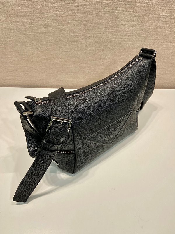 프라다 숄더 스트랩이 달린 가죽백 [매장가 380만원대]