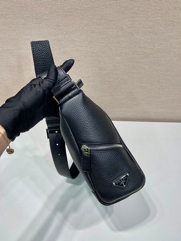 프라다 숄더 스트랩이 달린 가죽백 [매장가 380만원대]