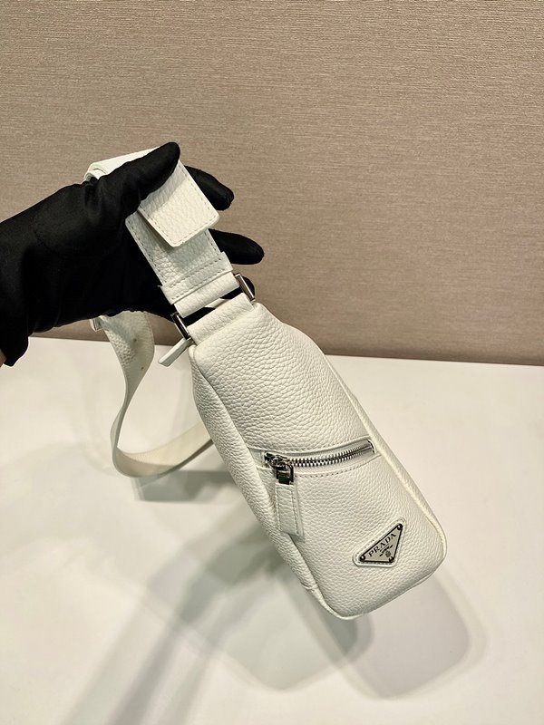 프라다 숄더 스트랩이 달린 가죽백 [매장가 380만원대]