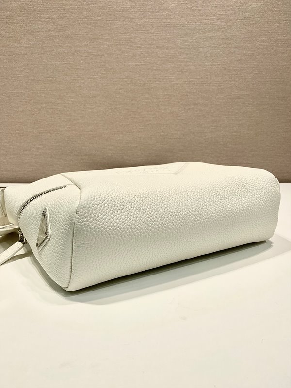 프라다 숄더 스트랩이 달린 가죽백 [매장가 380만원대]