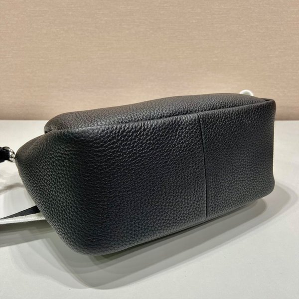 프라다 소형 가죽 핸드백 [매장가 450만원대]