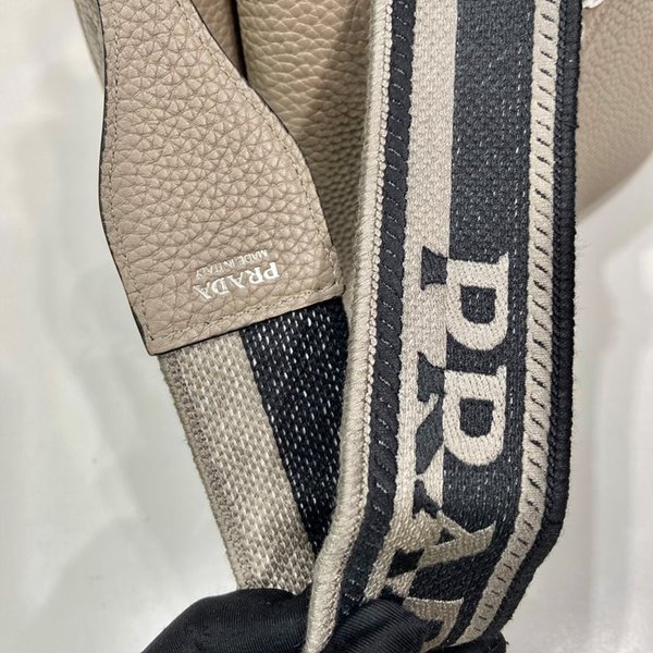 프라다 소형 가죽 핸드백 [매장가 450만원대]