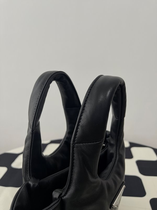 프라다 소프트 패딩 리나일론 미니백 [매장가 245만원대]