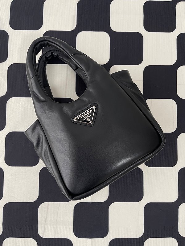 프라다 소프트 패딩 리나일론 미니백 [매장가 245만원대]
