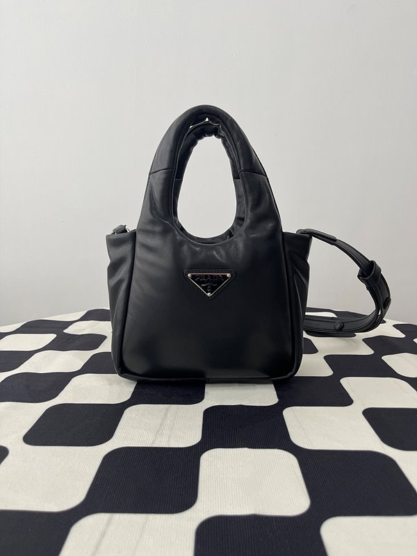 프라다 소프트 패딩 리나일론 미니백 [매장가 245만원대]