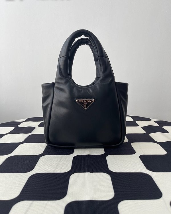 프라다 소프트 패딩 리나일론 미니백 [매장가 245만원대]