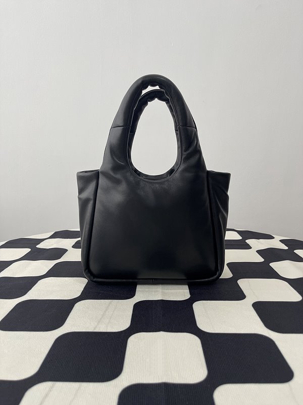 프라다 소프트 패딩 리나일론 미니백 [매장가 245만원대]