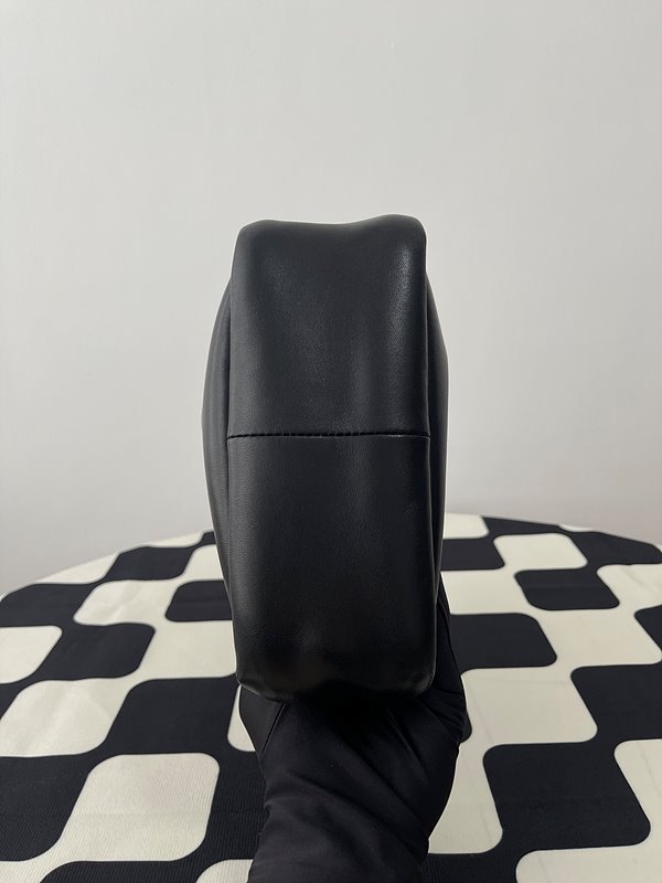 프라다 소프트 패딩 리나일론 미니백 [매장가 245만원대]