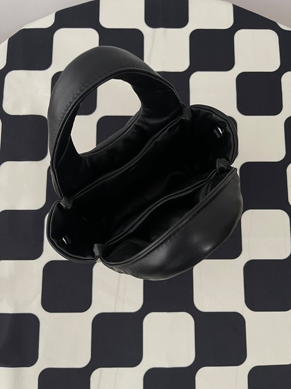 프라다 소프트 패딩 리나일론 미니백 [매장가 245만원대]